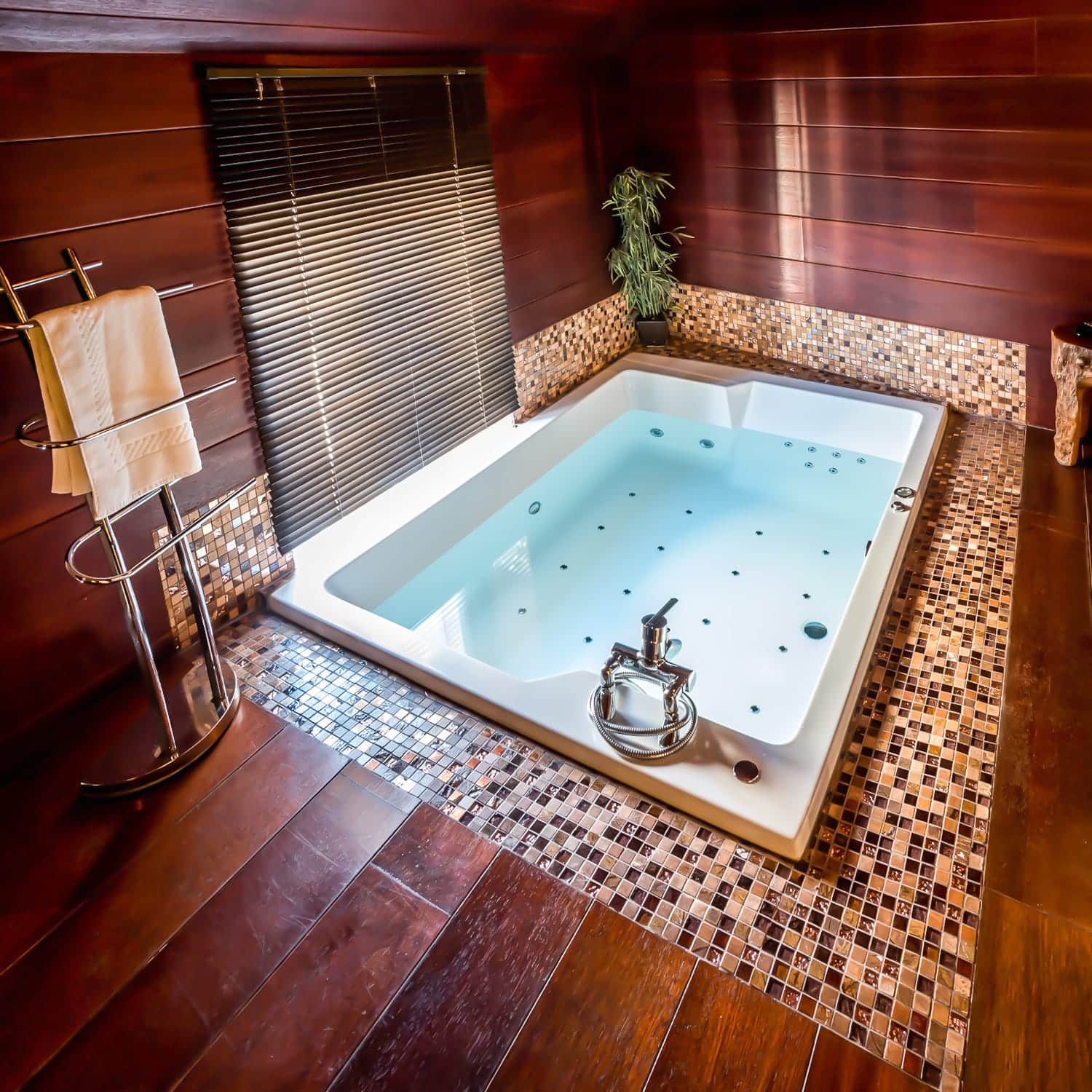 Suite élégante avec jacuzzi privatif pour une escapade romantique inoubliable.