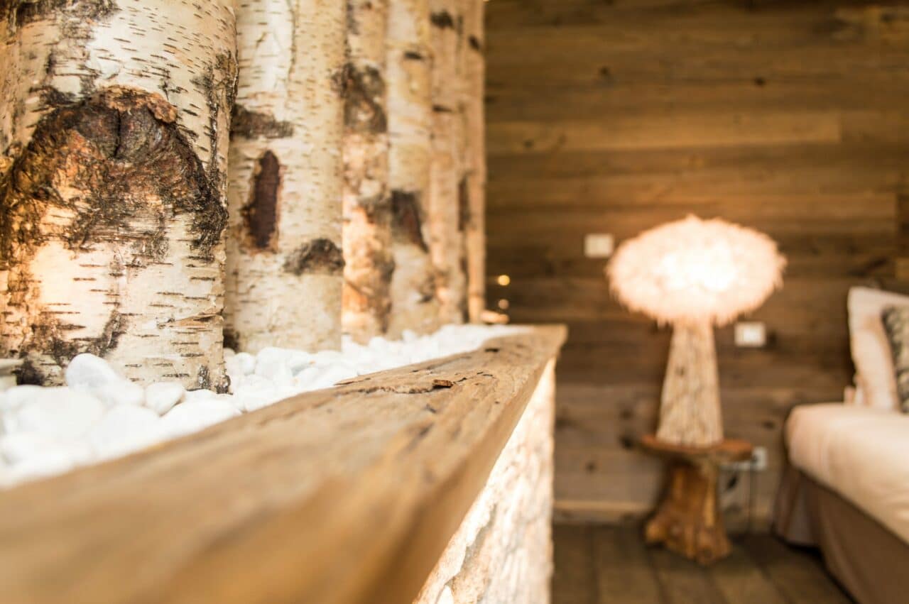 Ambiance chalet dans une suite romantique d’hôtel avec jacuzzi