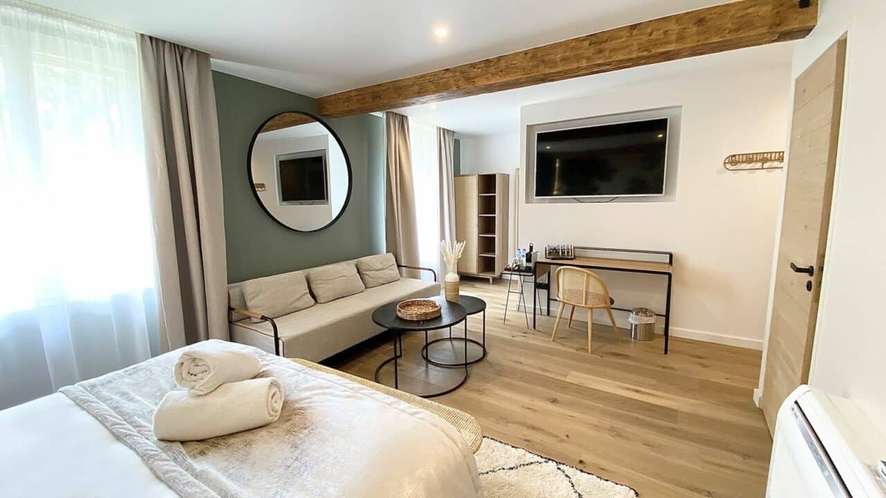 Chambre romantique Coquette aux Granges d’Haillancourt avec lit double et décoration élégante