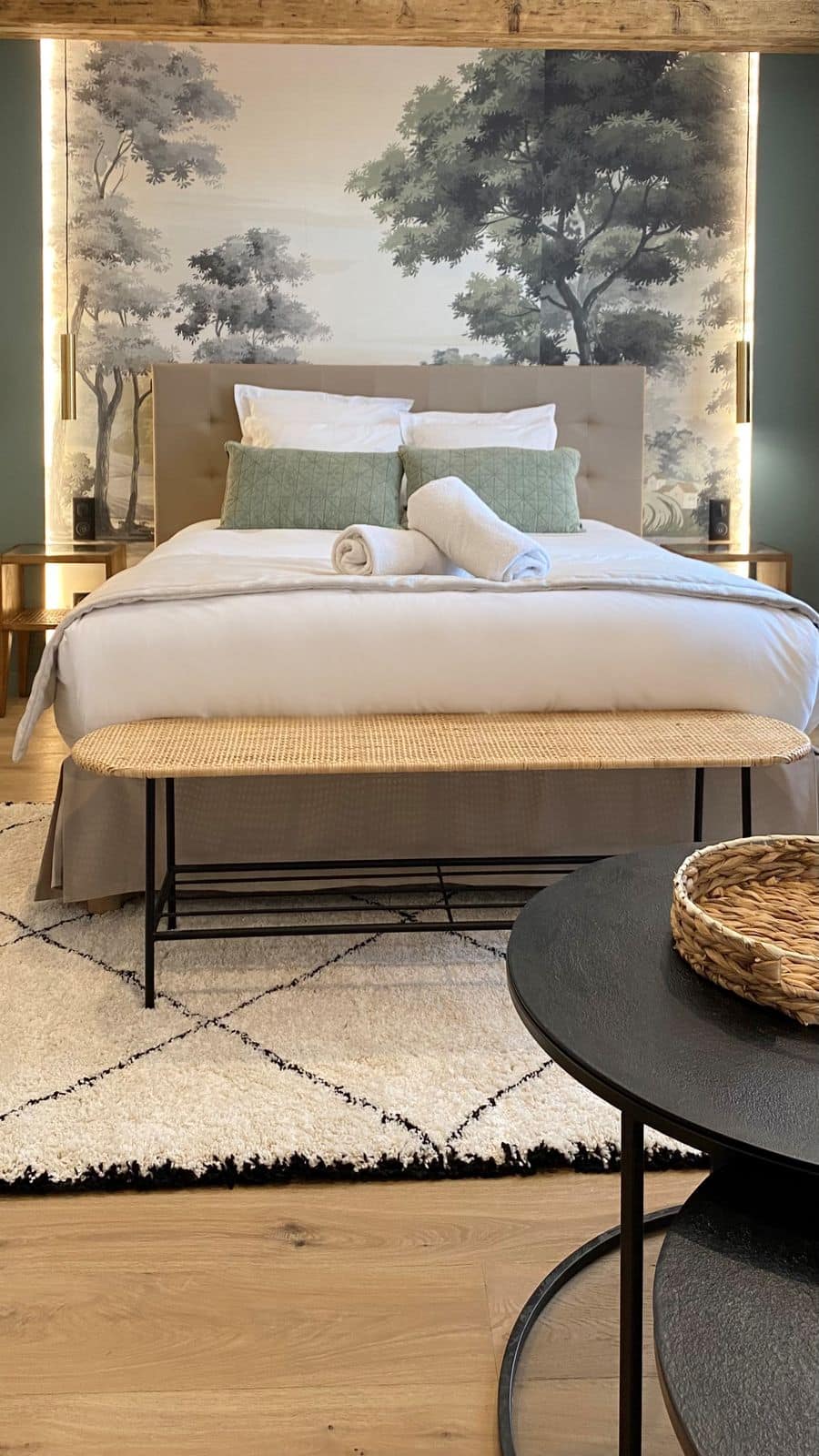 Chambre romantique Coquette aux Granges d’Haillancourt avec lit double et décoration élégante