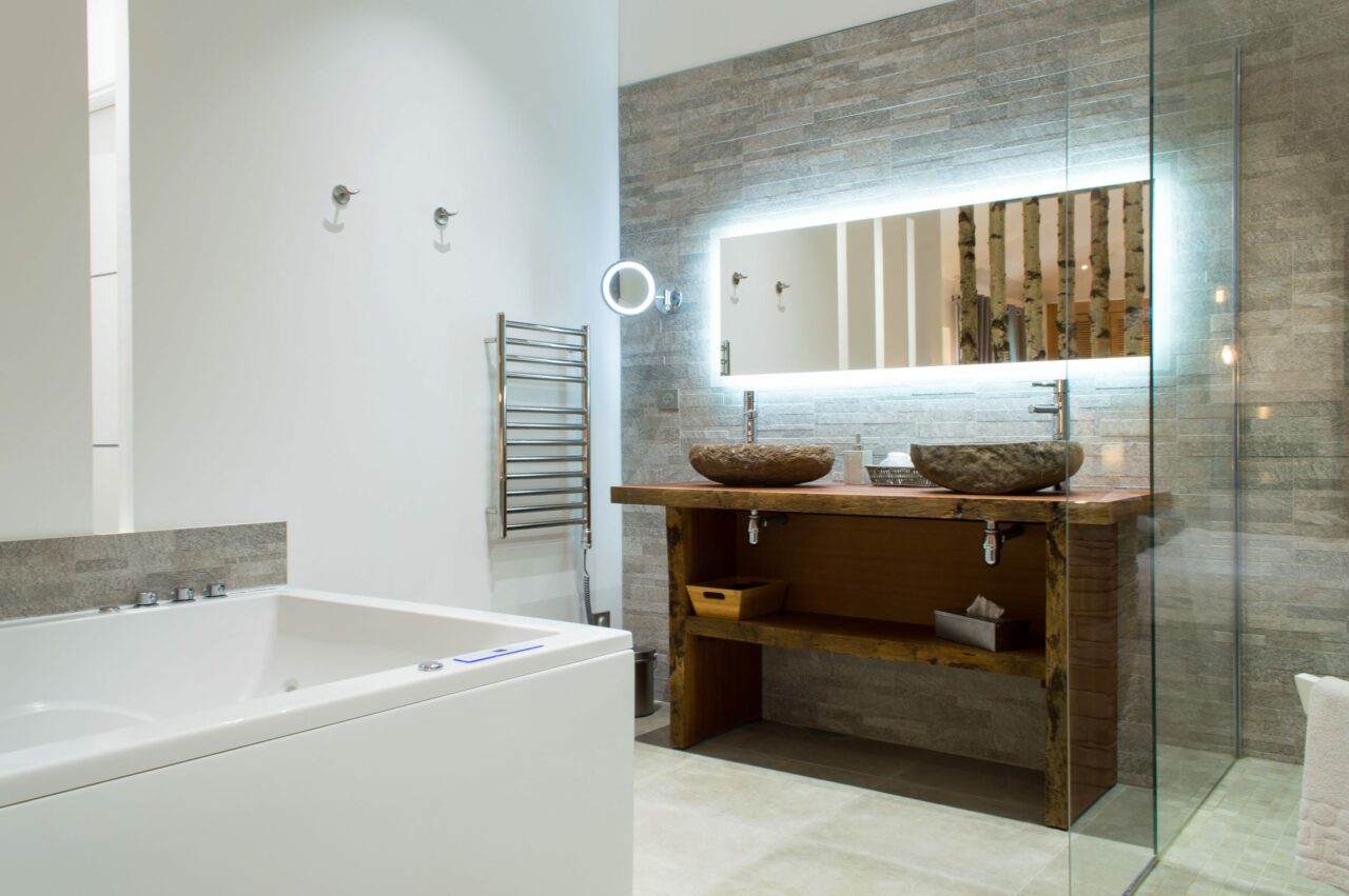 Chambre romantique ambiance montagne avec jacuzzi pour couple