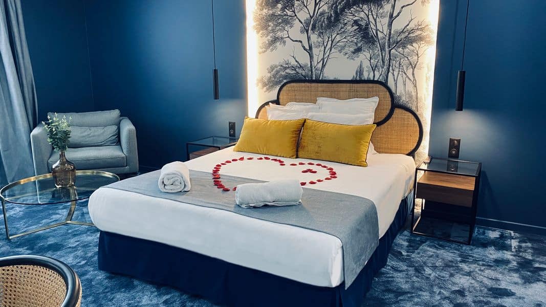 Chambre La Pinède avec décoration baroque romantique dans l’Oise