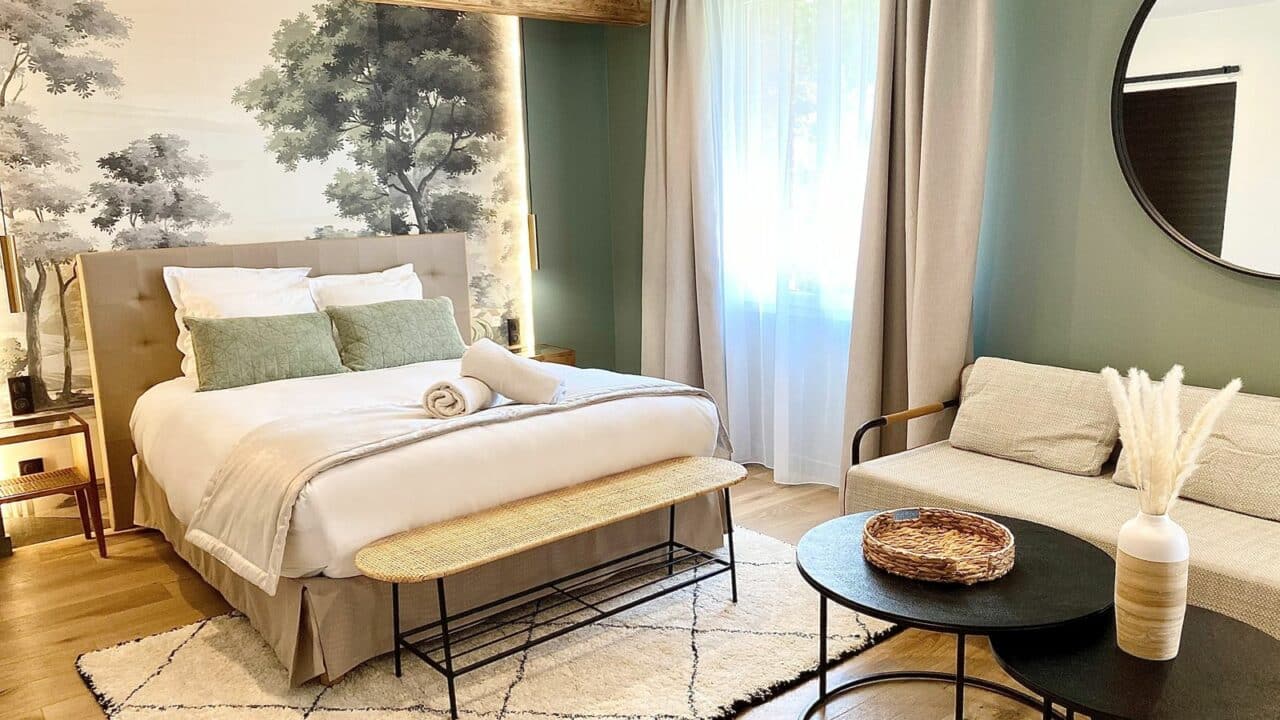 Chambre romantique Coquette aux Granges d’Haillancourt avec lit double et décoration élégante