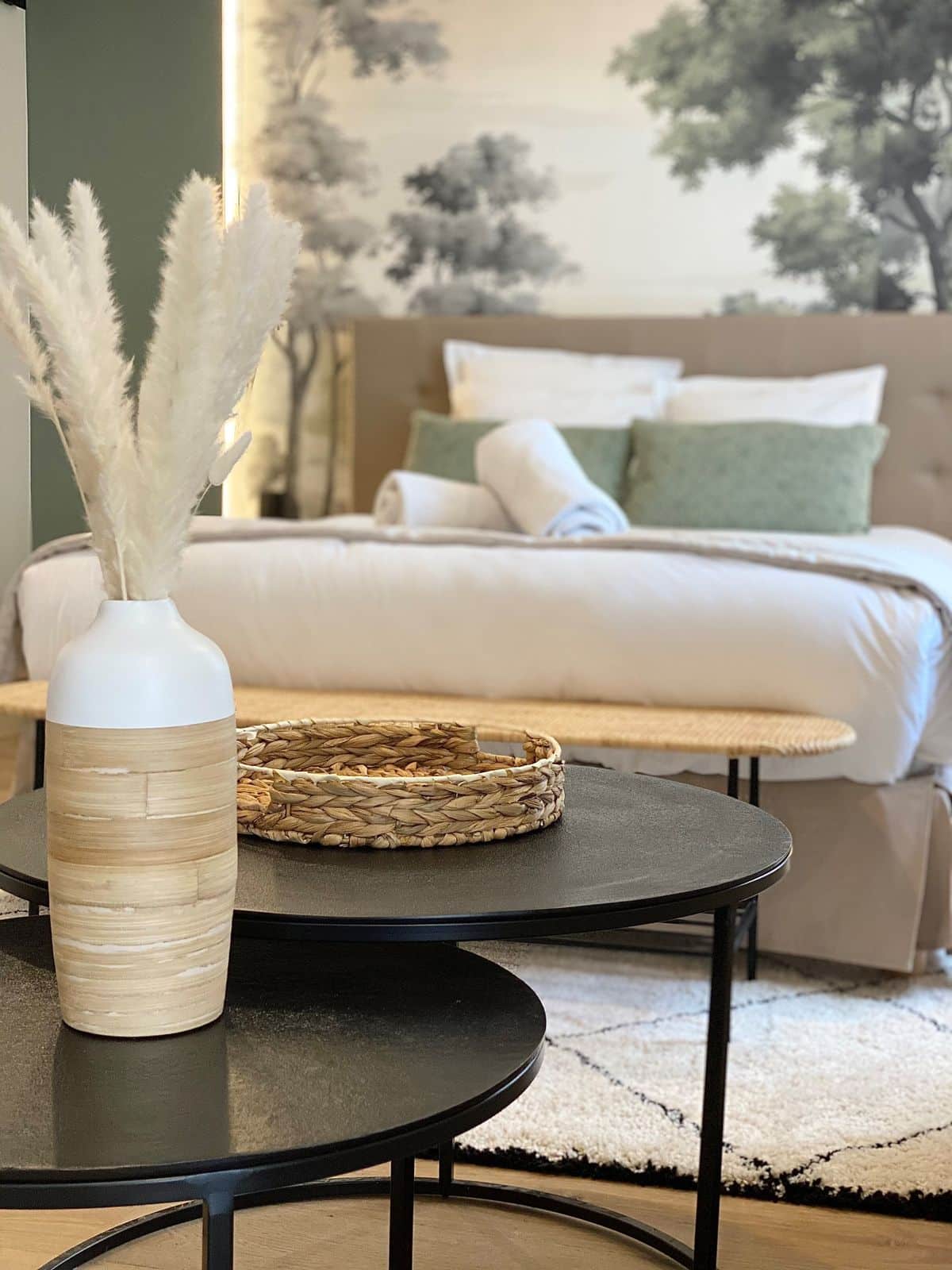 Détails de la décoration romantique dans la chambre Coquette – ambiance chaleureuse