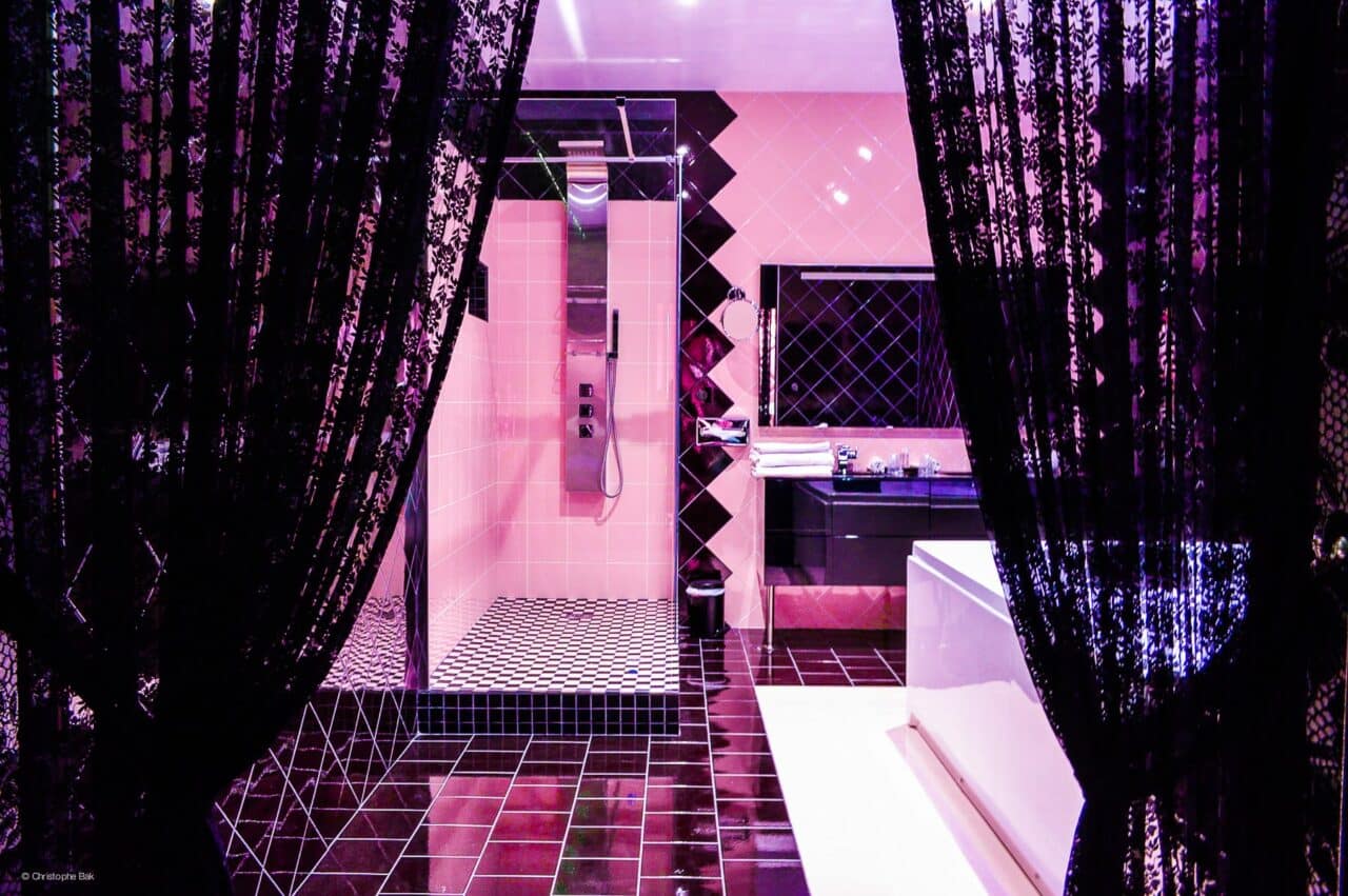 Chambre d’hôtel avec jacuzzi et ambiance sensuelle