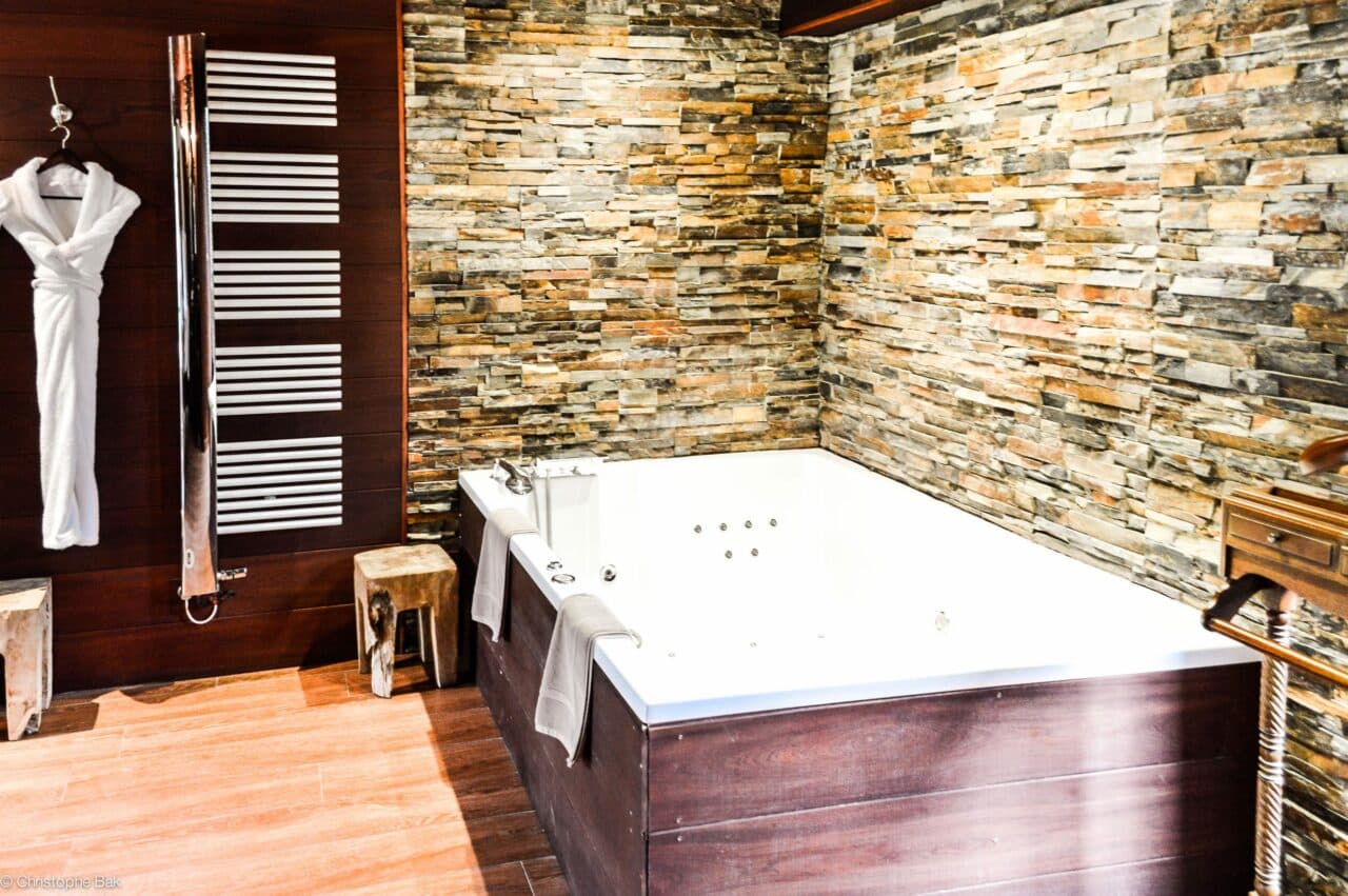 Jacuzzi dans une suite romantique pour une nuit en amoureux