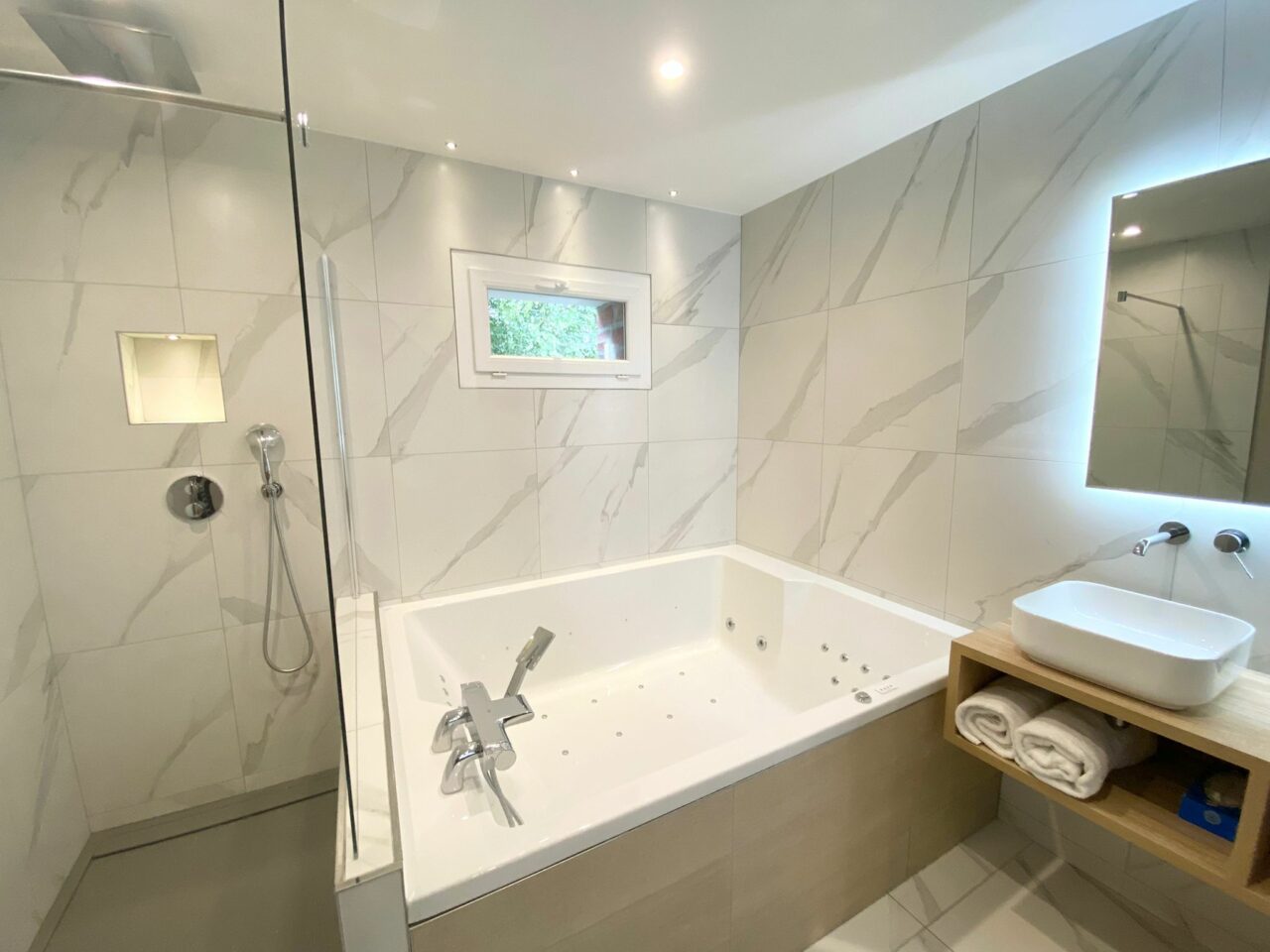 Jacuzzi privatif dans suite romantique Dream pour couple