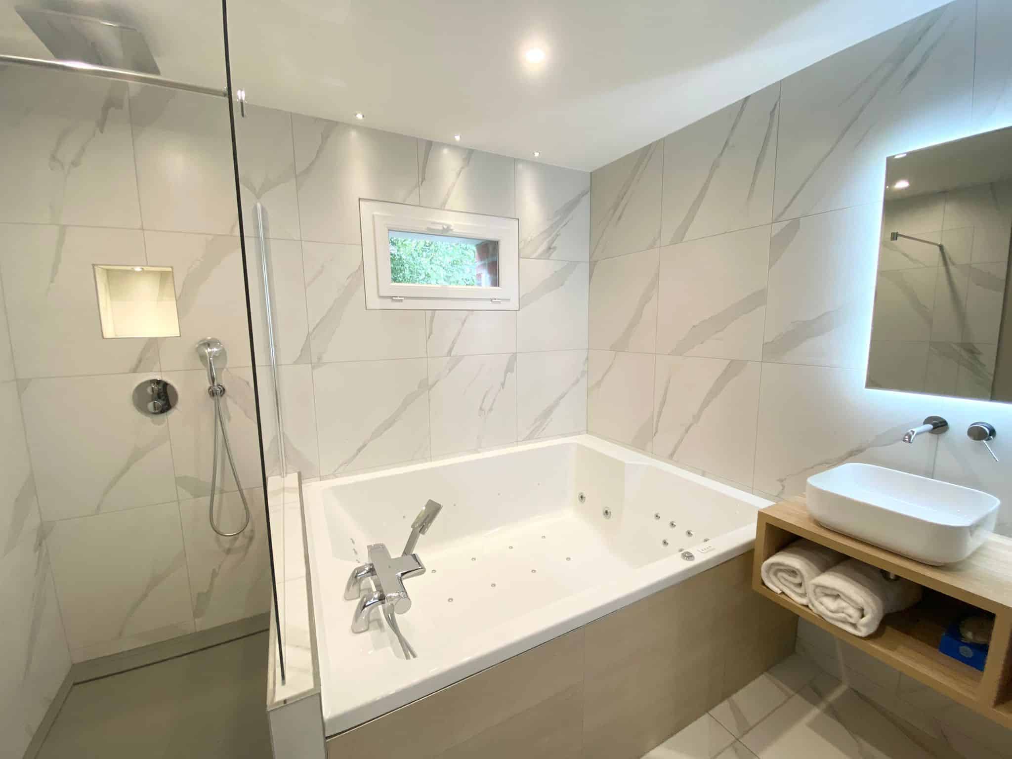 Jacuzzi privatif dans suite romantique Dream pour couple