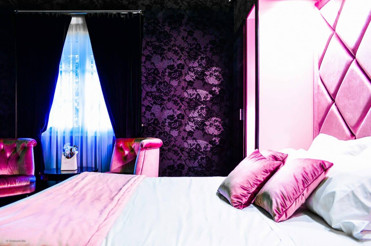 Jacuzzi privatif dans suite romantique avec ambiance glamour