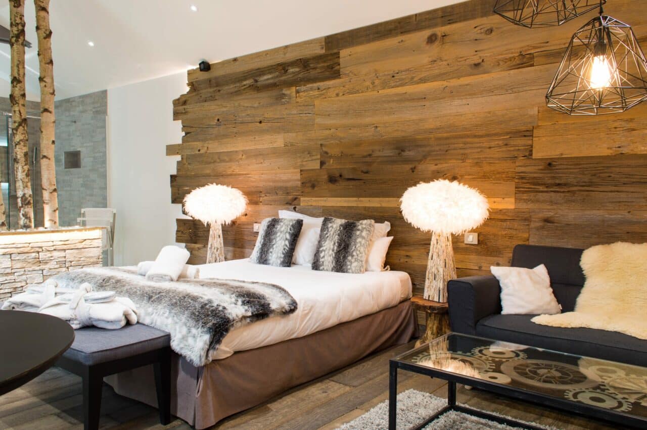 Jacuzzi dans une suite cocooning ambiance montagne
