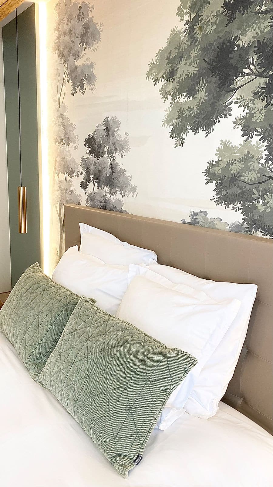 Lit double confortable dans la chambre Coquette, parfait pour un séjour en amoureux proche de Paris