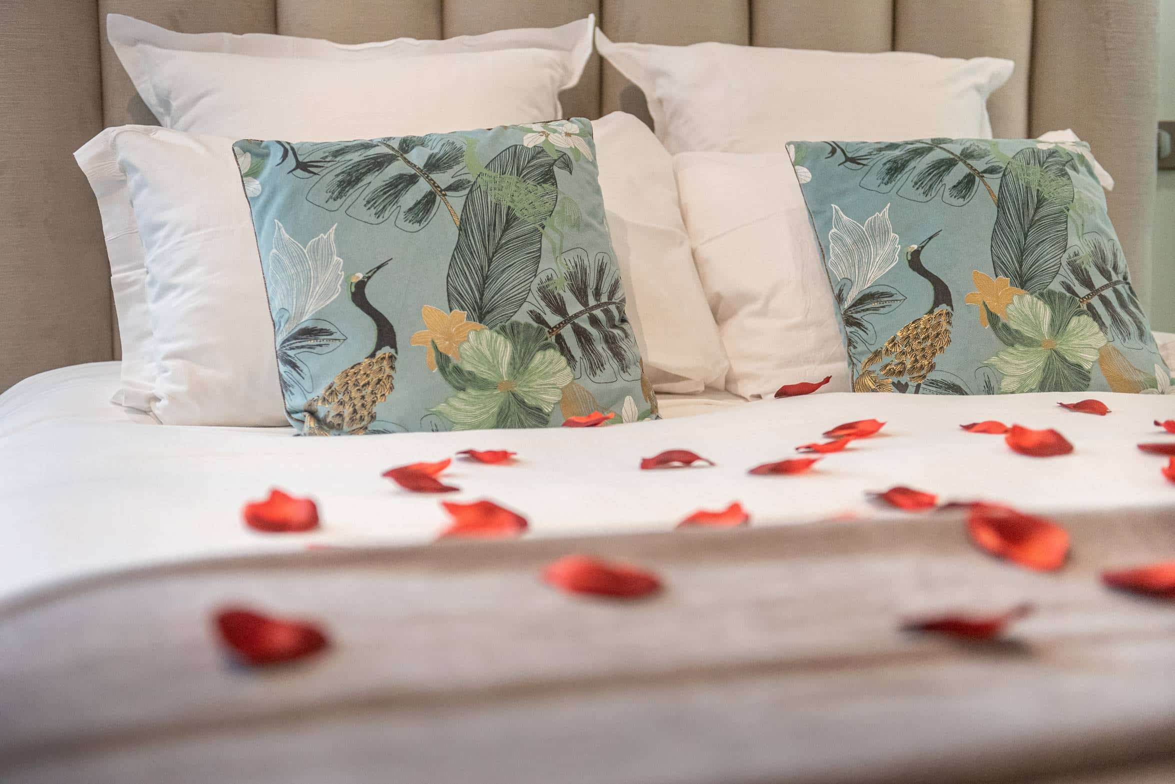 Lit Queen Size confortable dans la Suite Geisha avec jacuzzi privatif
