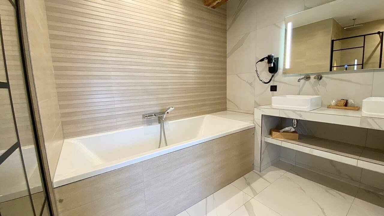Salle de bain privative avec douche moderne dans la chambre Coquette