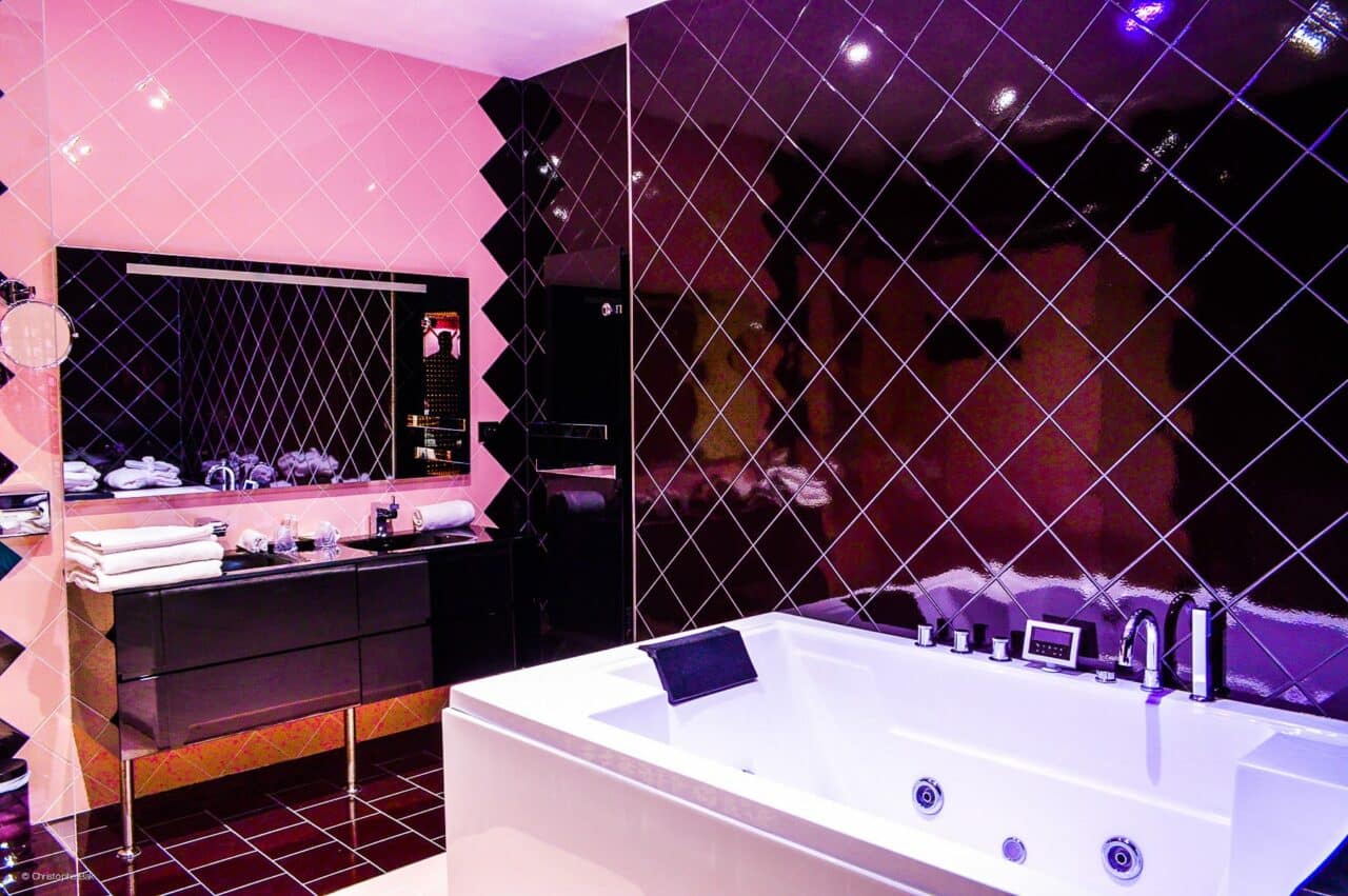 Suite coquine avec jacuzzi pour nuit romantique à deux