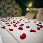 Lit Queen Size dans une suite tropicale romantique